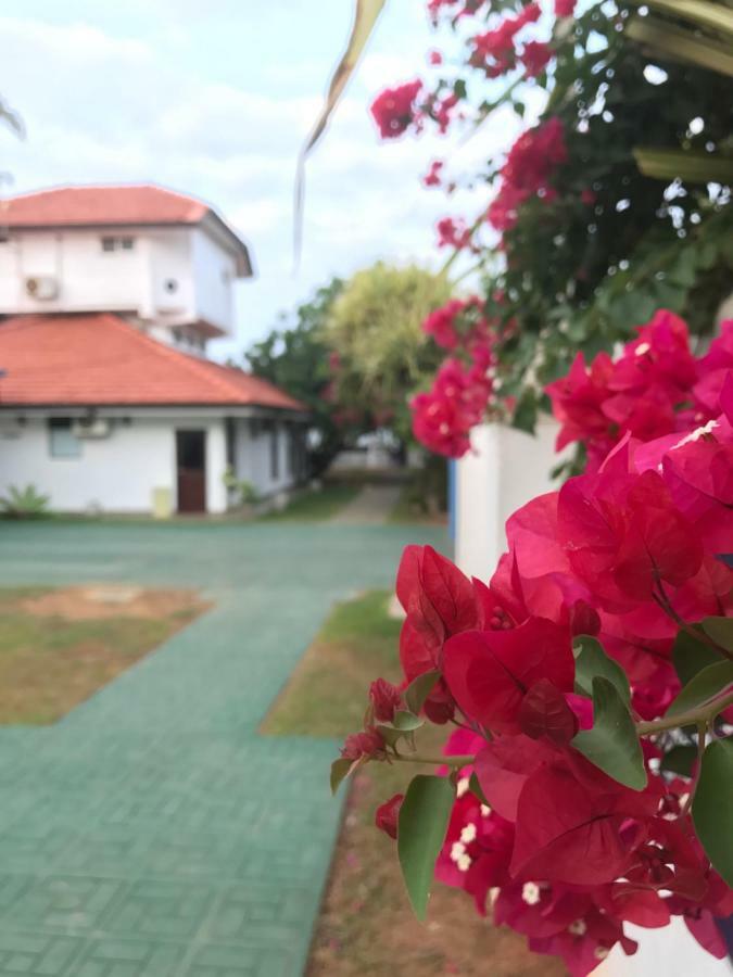 White Rose Beach Resort Marawila Exterior photo